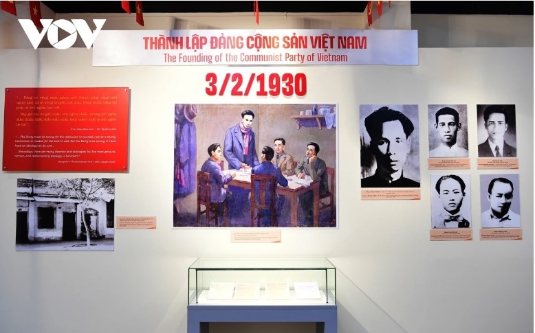 The first section of the exhibition, "The Founding of the Communist Party of Vietnam (February 3, 1930)," introduces the role of President Ho Chi Minh in spreading Marxism-Leninism in Vietnam and the establishment of the Communist Party of Vietnam on February 3, 1930, fulfilling its mission of leading the Vietnamese revolution.
