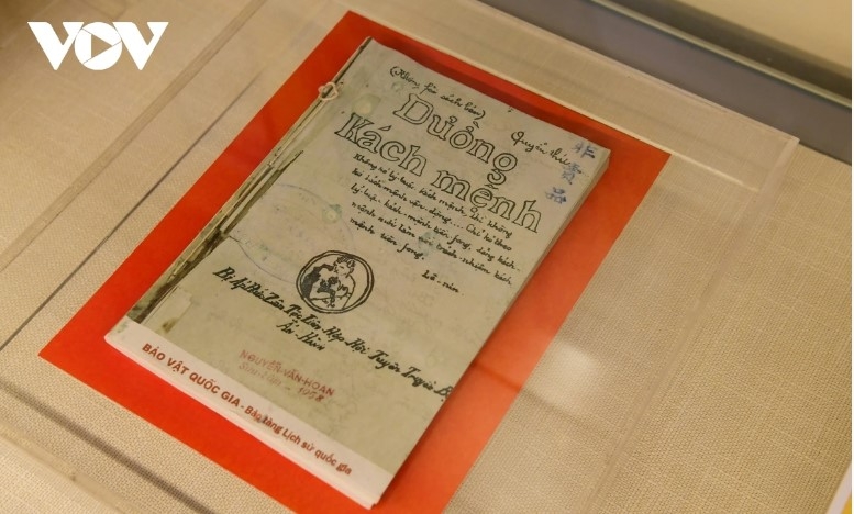 A key highlight of the exhibition is the book "Đường kách mệnh" (The Revolutionary Path) by leader Nguyen Ai Quoc - Ho Chi Minh, first published by the Propaganda Department of the Association of East Asian Oppressed Peoples in Guangzhou, China, in 1927. This is one of the few original copies printed in 1927 and was recognized as a national treasure in 2012.