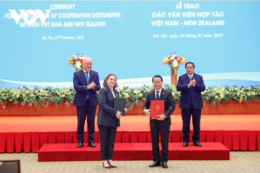 The two PMs witness the exchange of an MoU on climate change cooperation between Vietnam's Ministry of Natural Resources and Environment and New Zealand’s Ministry of Foreign Affairs and Trade