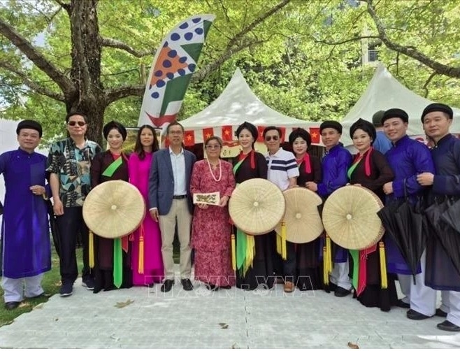 Vietnamese Ambassador to Australia Pham Hung Tam (fifth from left) and members of the Quan ho troupe pose for a group photo at the festival.