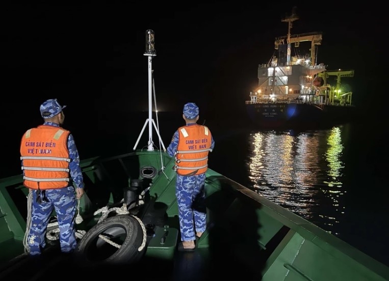 Coast Guard vessel 2011 approaches the Deryoung Sunnysky ship