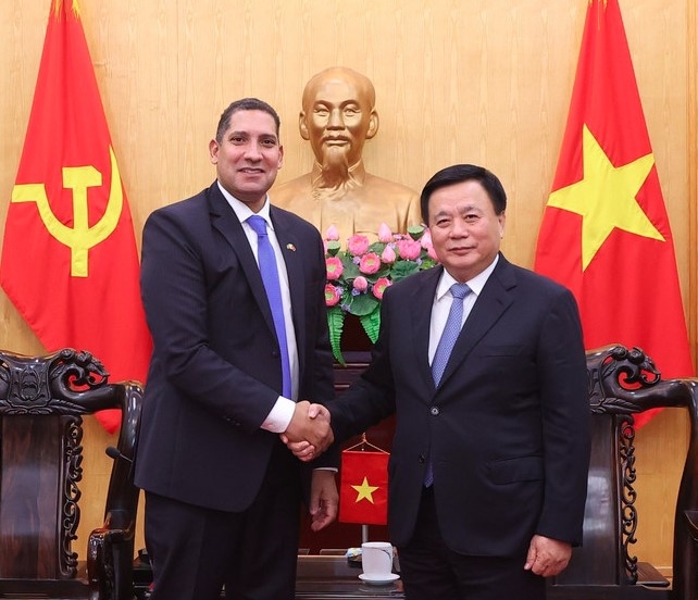 Nguyen Xuan Thang, Politburo member, President of the Ho Chi Minh National Academy of Politics, and Chairman of the Central Theory Council, and Swedish Ambassador to Vietnam Johan Ndisi. (Photo: VNA)