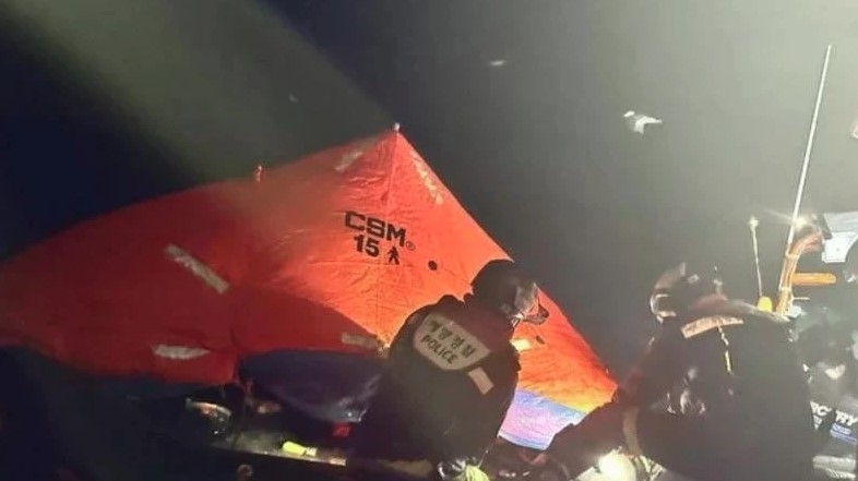 Forces rescue crew members on board. (Source: Yeosu coast guard station/VNA)