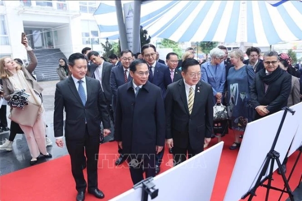 Deputy PM and Minister of Foreign Affairs Bui Thanh Son and delegates visit the exhibition.