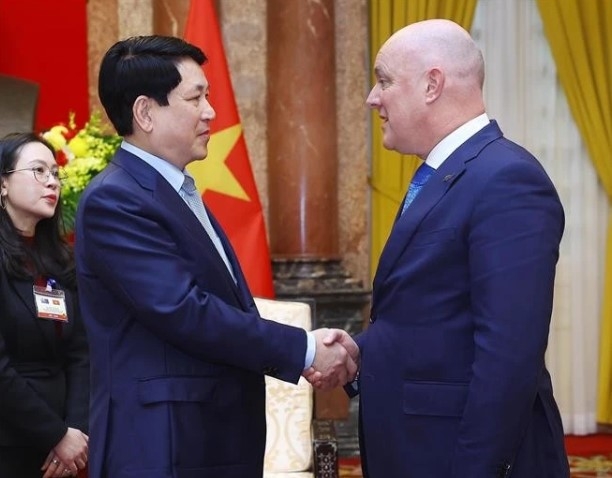 State President Luong Cuong (L) and New Zealand Prime Minister Christopher Luxon