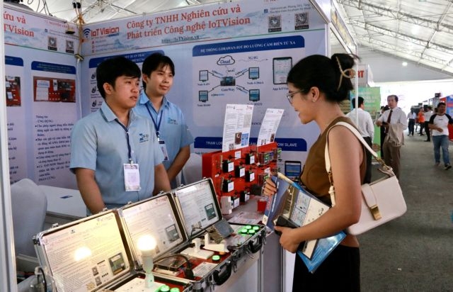 A tech startup introduces their products at the 2024 technology festival in the southern province of Dong Nai. (VNA/VNS Photo Le Xuan)