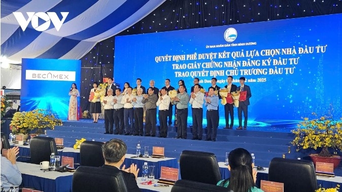  PM Chinh witnesses Binh Duong province hand over investment decisions for 7 social housing projects