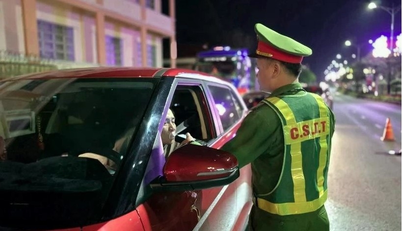 A traffic police in Gia Lai checks the alcohol concentration of a driver.