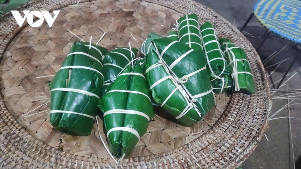 Two cakes are placed together, and they are tightly bound with giang string, with the humped sides facing outward