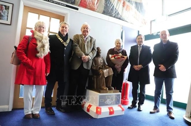 Vietnamese Ambassador to the UK Do Minh Hung poses for a photo with the leaders of Newhaven Museum and the authorities of Newhaven town.