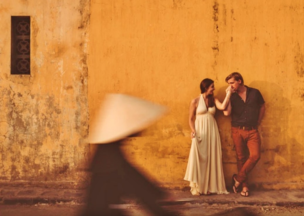 A couple pose for a photo in Hoi An ancient city in Quang Nam province. (Photo courtesy of authentiktravel)