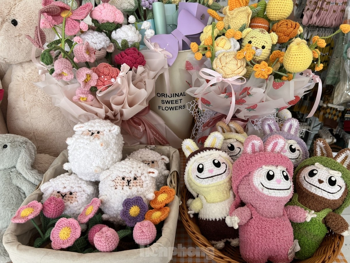 With just a few days to go to Valentine’s Day, which falls on February 14 annually, various kinds of beautiful gifts are available at many shops in Ho Chi Minh City.