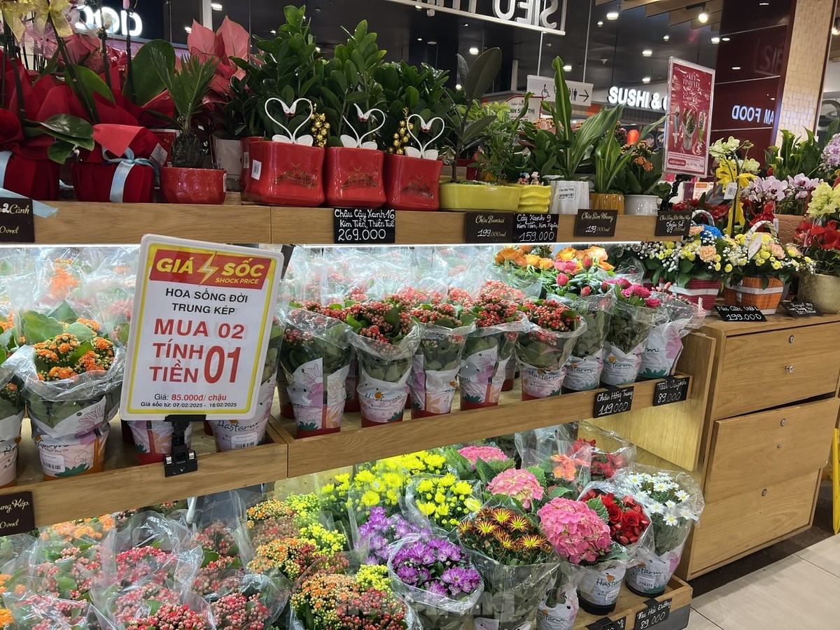 Fresh flowers are always the first choice on Valentine's Day.