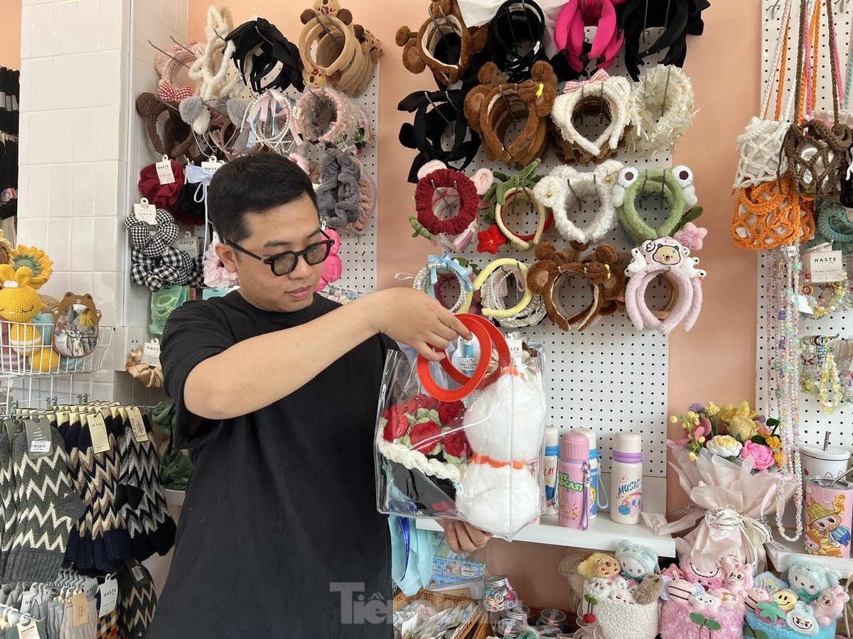 A bag consisting of hand-made items costs between VND95,000 and VND325,000.