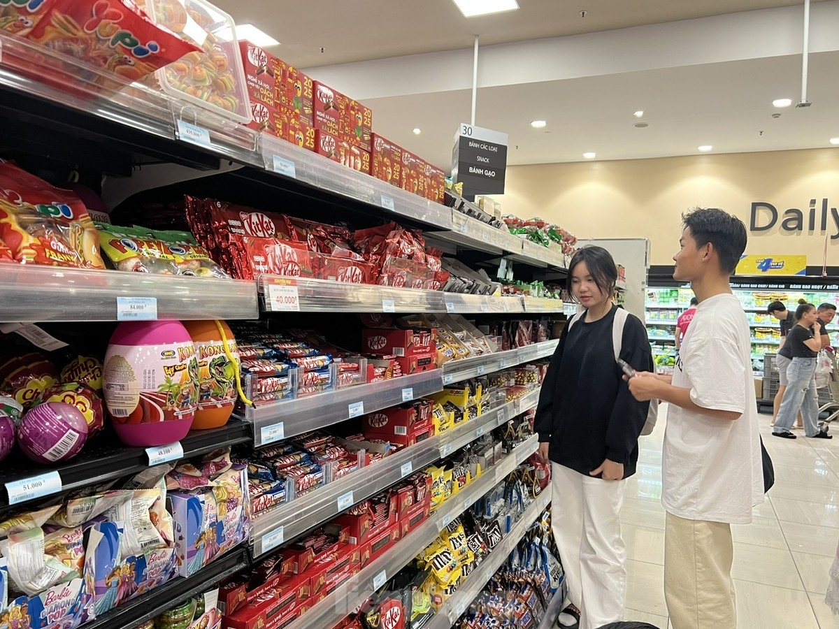 Each box of chocolate costs between VND115,000 and VND129,000.