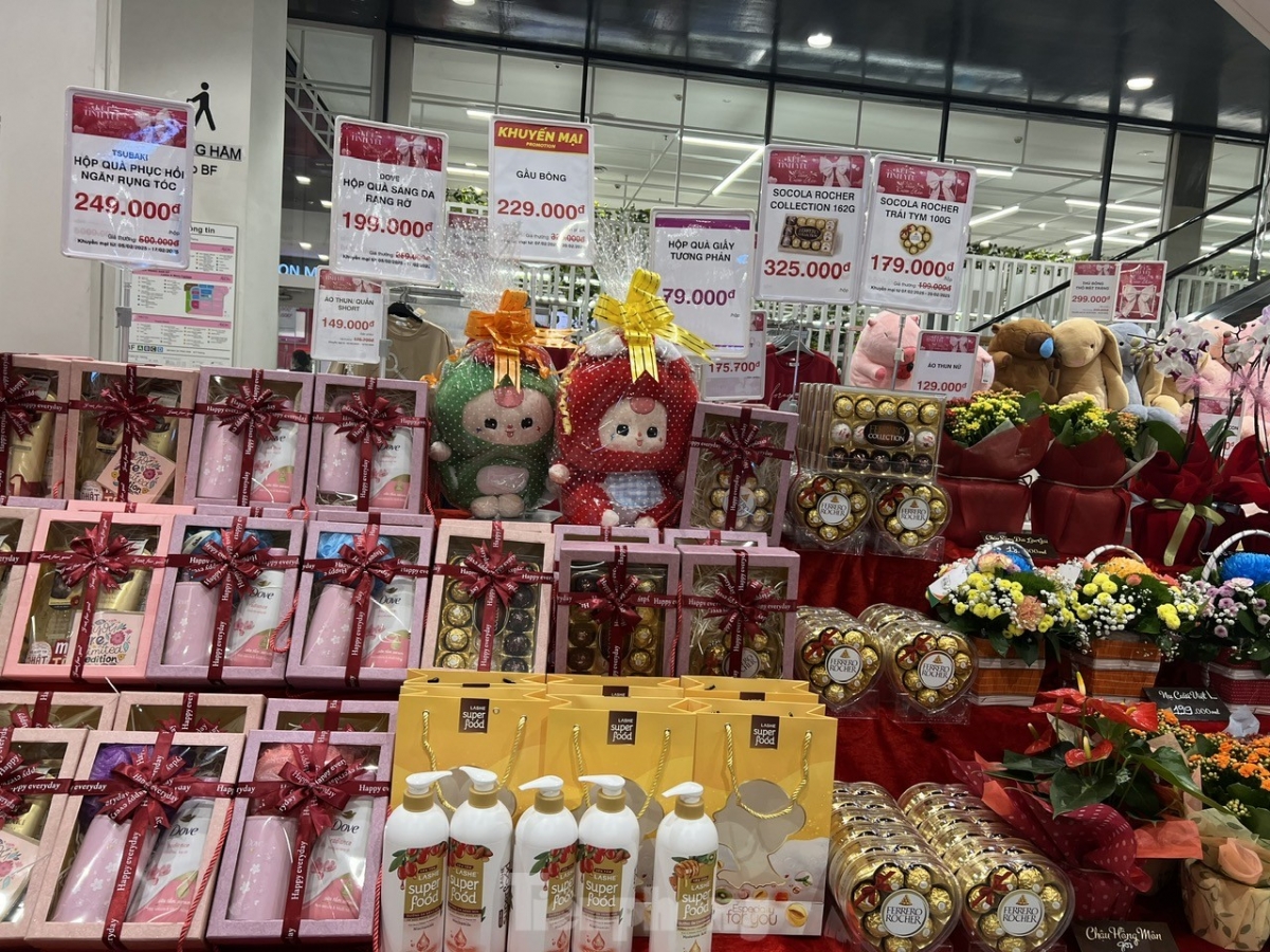 A number of cosmetic shops can be found offering attractive discounts on thousands of products, including skincare and hair care items.