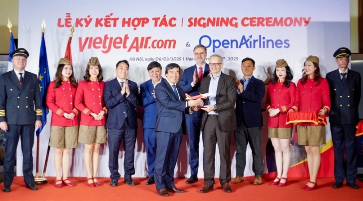 Vietjet and OpenAirlines sign a strategic partnership agreement in Hanoi on February 6. (Photo courtesy of Vietjet)