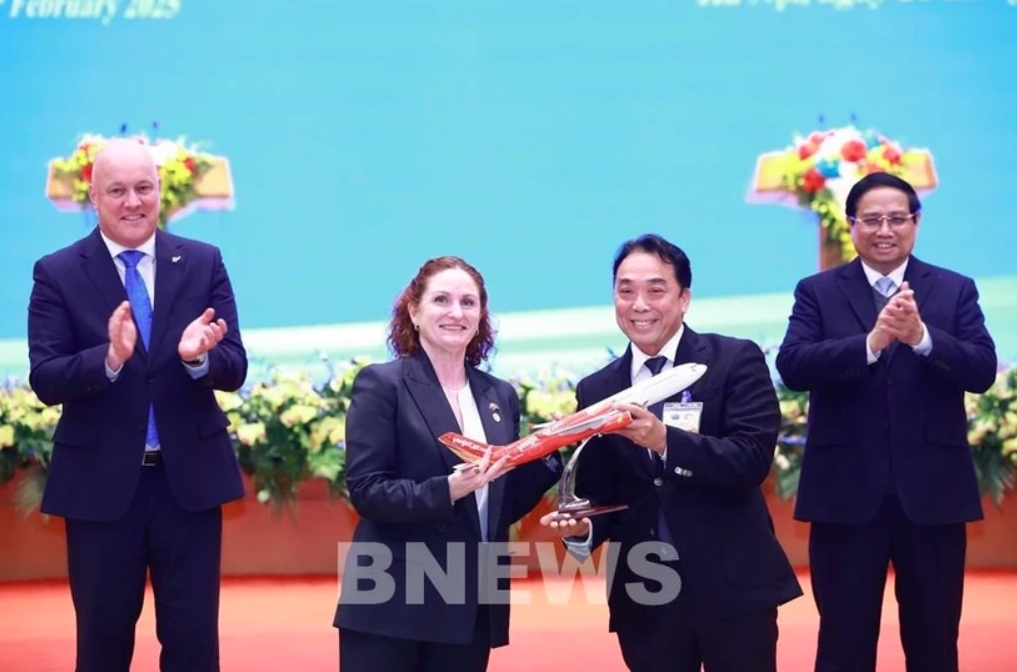 New Zealand Ambassador to Vietnam Caroline Beresford hands over the Certificate of opening new routes to New Zealand to Vietjet representative Nguyen Anh Tuan, vice chairman of the Board of Directors, in the presence of the Prime Ministers of Vietnam and New Zealand.