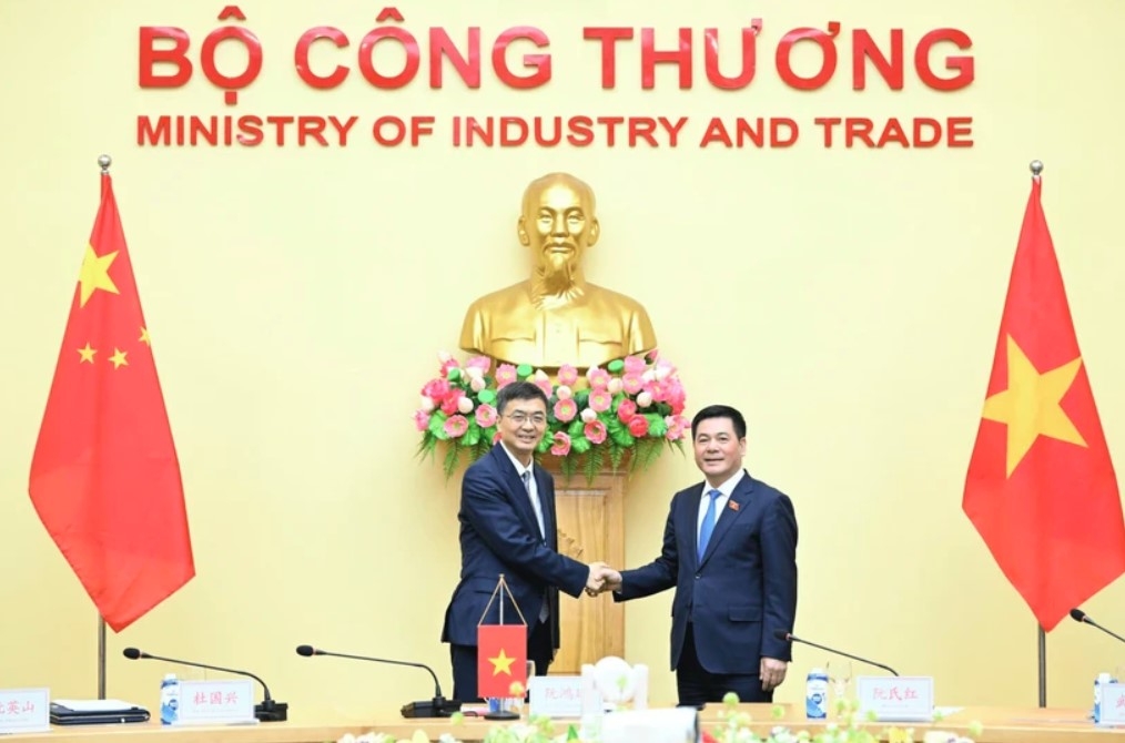 Vietnamese Minister of Industry and Trade Nguyen Hong Dien (R) and Chen Gang, member of the Communist Party of China (CPC) Central Committee and Secretary of the Party Committee of the Guangxi Zhuang Autonomous Region at their talks in Hanoi on February 19 (Photo: moit.gov.vn)