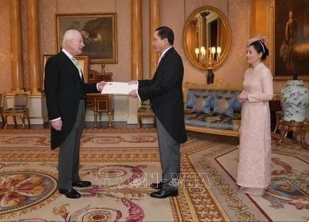 Ambassador Do Minh Hung presents his credentials to King Charles III (right) at Buckingham Palace on February 20.