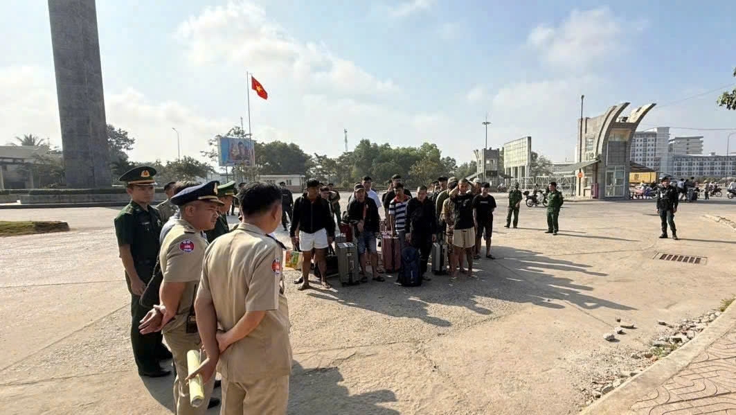 Vietnam receives 177 individuals involved in online scams from Cambodia, at Moc Bai International Border Gate on February 6.