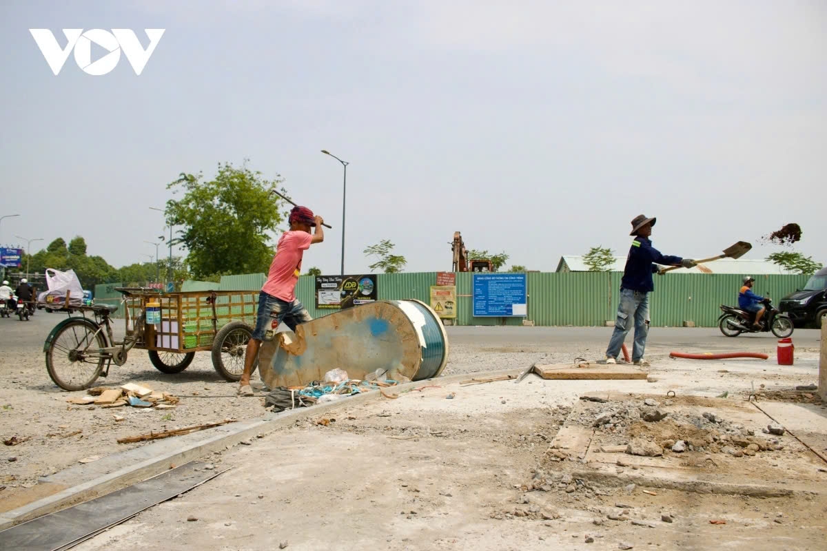 These days, Ho Chi Minh City is enduring an intense heatwave, with daytime temperatures reaching more than 38°C.