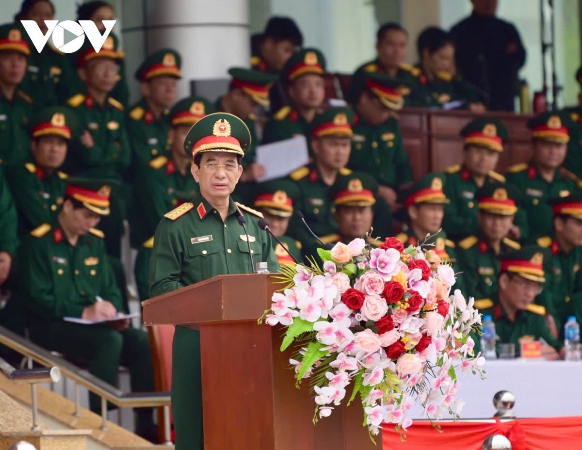 During the inspection taking place at the National Military Training Centre 4 on the outskirts of Hanoi, Gen. Giang emphasizes the importance of each officer and soldier understanding the honor and responsibility of participating in the parade for this significant national event.