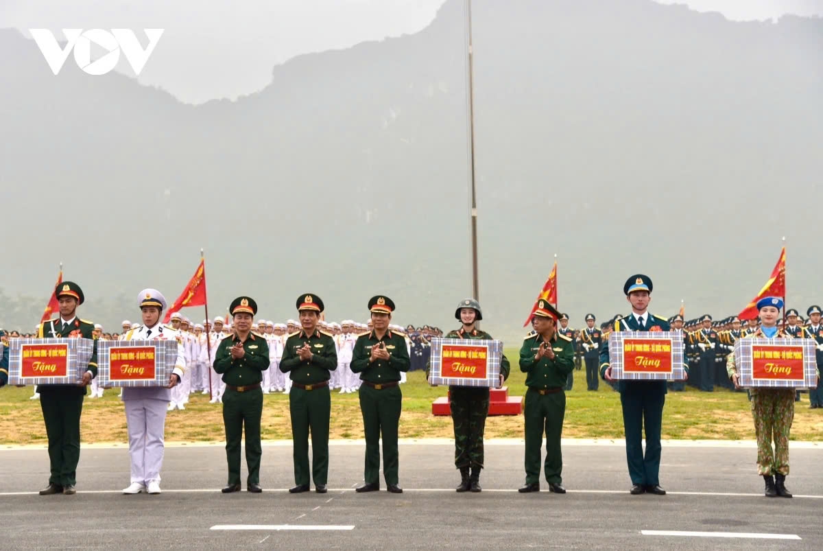 Defence Minister Pham Van Giang presents gifts encouraging participating units