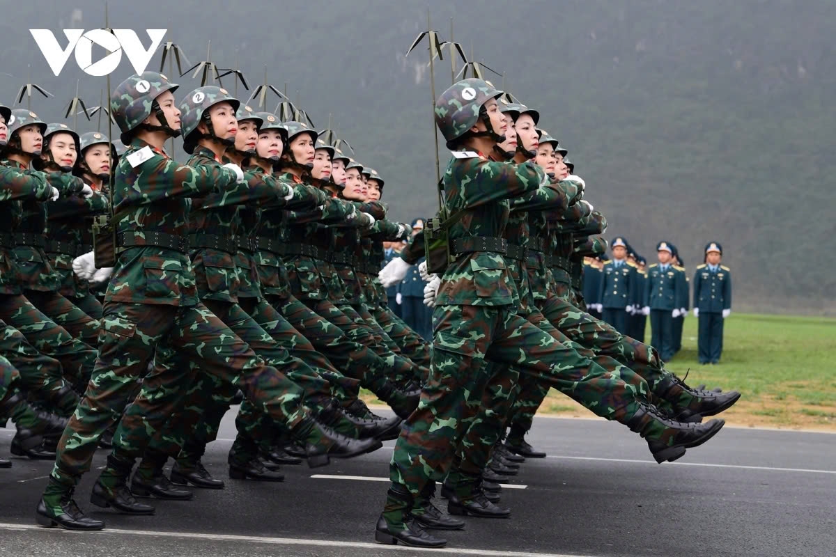 The Female Signal Officer Formation demonstrates a high sense of responsibility, grace, and strength, contributing to a positive and honorable image of the military in the eyes of the public.