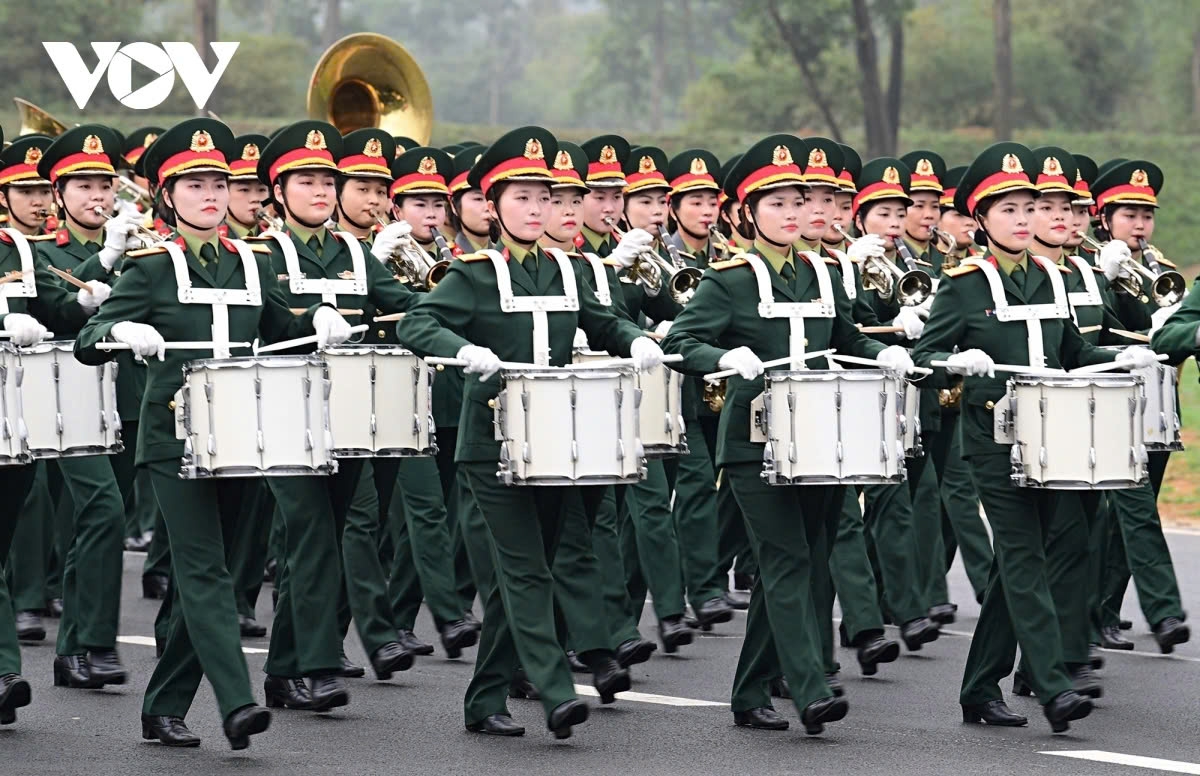 During the training, the female military band members not only display grace but also demonstrate a high sense of responsibility, perseverance, and determination to complete their mission. Their presence attracts public attention and admiration, helping to honour the role of women in the Vietnam Armed Forces.