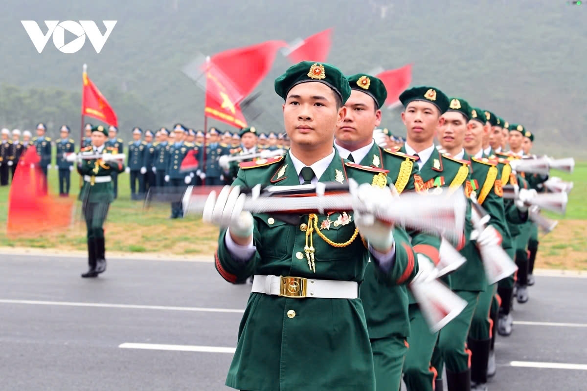 The Military Honour Guard, under the General Staff of the Vietnam People’s Army, is a specialized unit responsible for conducting ceremonies for the Party, the State, and the Army. One of its most remarkable activities is the impressive rifle drill performance.
