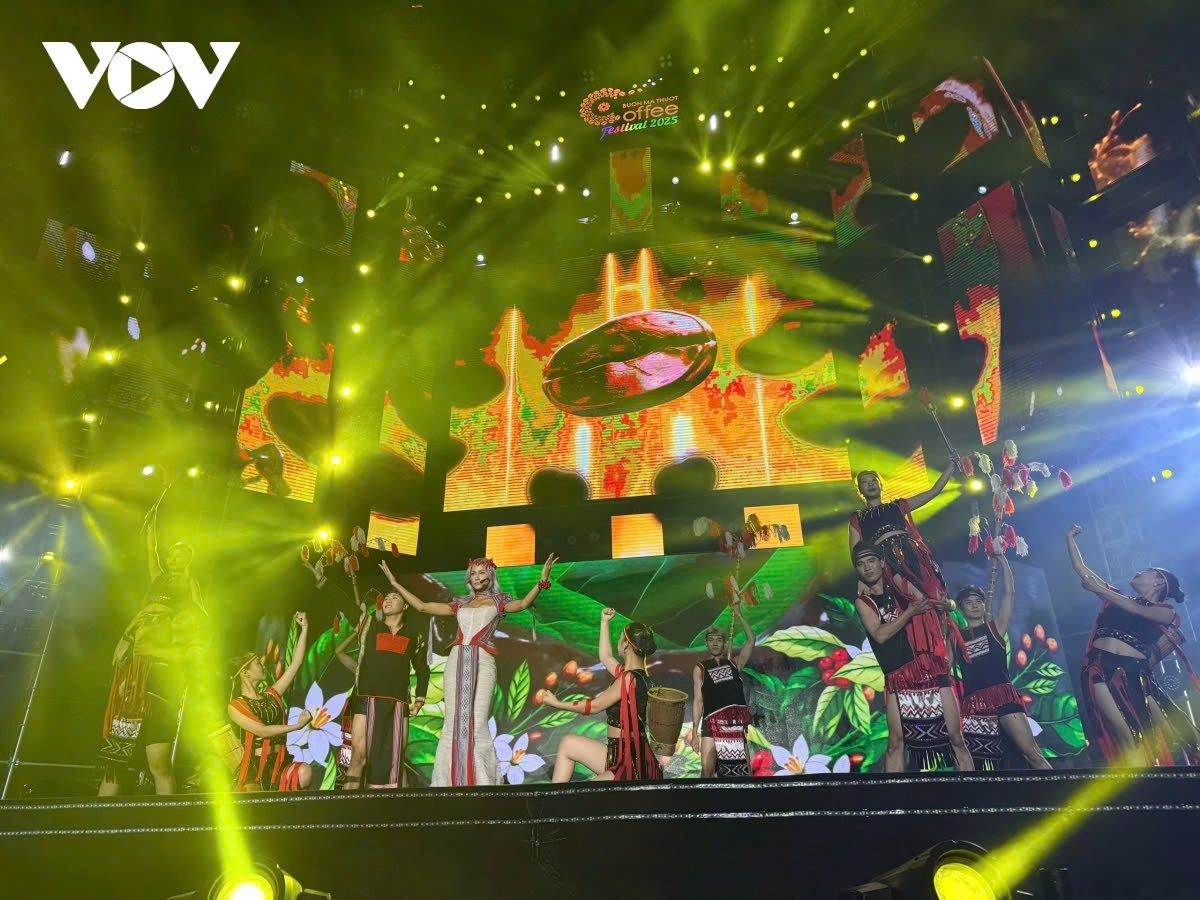The drone light show, themed “The World of Coffee – Ban Me Awakens” as part of as part of the ninth Buon Ma Thuot Coffee Festival, is to celebrate 50 years of the Buon Ma Thuot Victory culminating in the liberation of Dak Lak province in 1975.