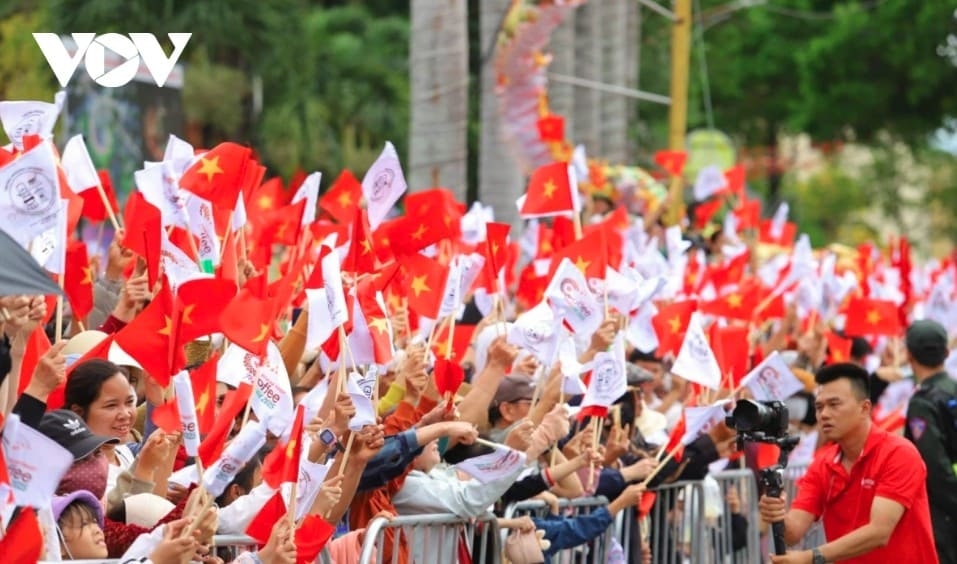 People fill the streets adorned with the vibrant red and gold of the national flag, as part of activities celebrating the 50th anniversary of the Buon Ma Thuot Victory and the liberation of Dak Lak province.