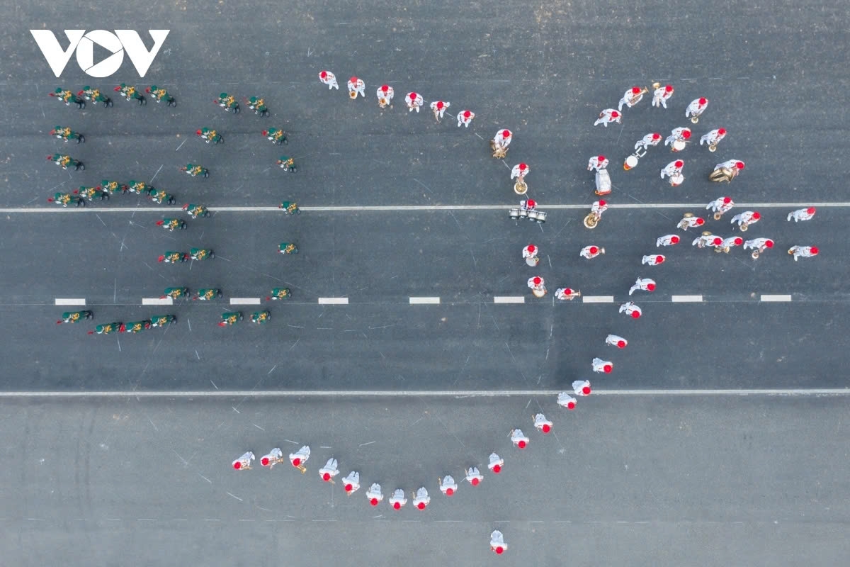 During the rehearsal, the soldiers execute a rifle drill and formation display, serving as a remarkable highlight of the programme.