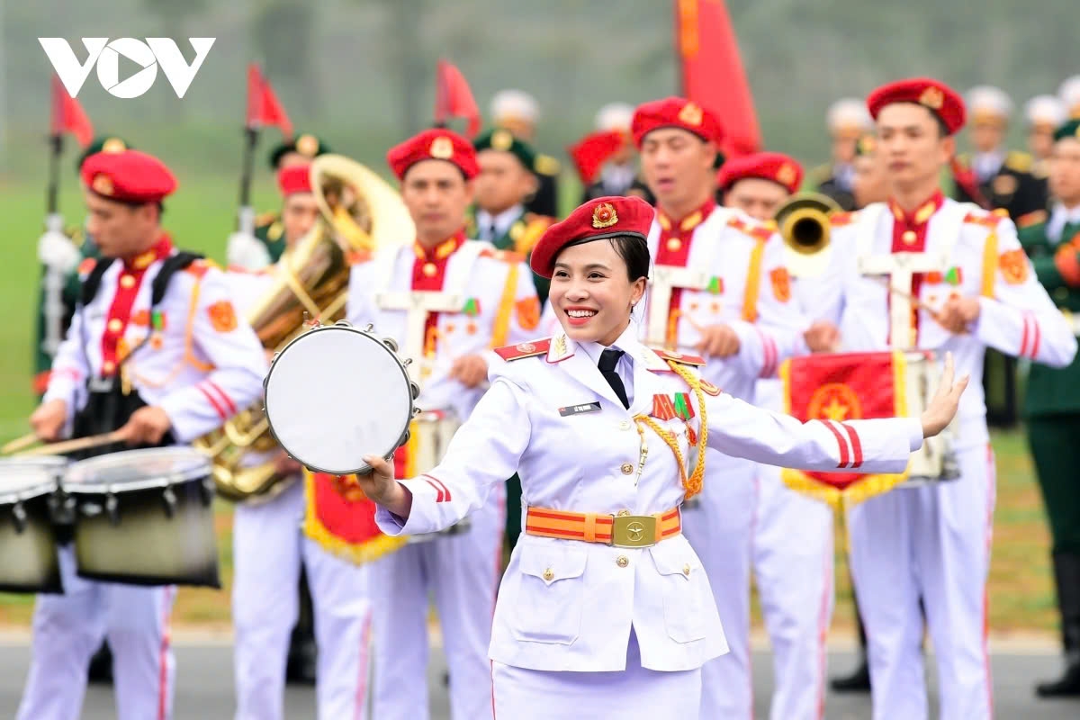 The soldiers perform synchronized, precise, and visually striking movements, showcasing high discipline and professionalism.