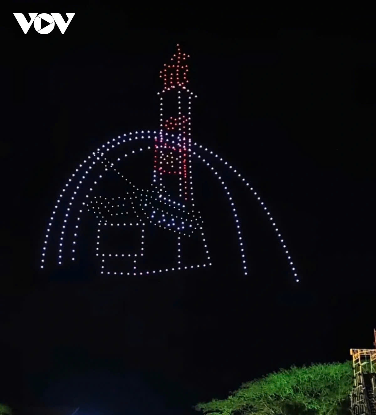 Laser effects, vibrant LED visuals, towering smoke columns, and flaming pyrotechnics vividly depict the 100-year journey of Buon Ma Thuot coffee to the world stage.
