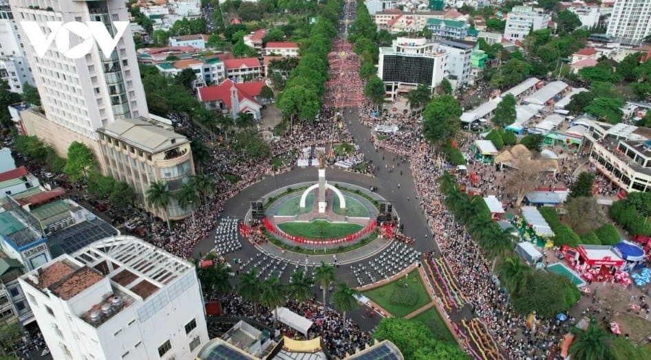 Six streets leading towards the Buon Ma Thuot Victory Monument are packed with people.