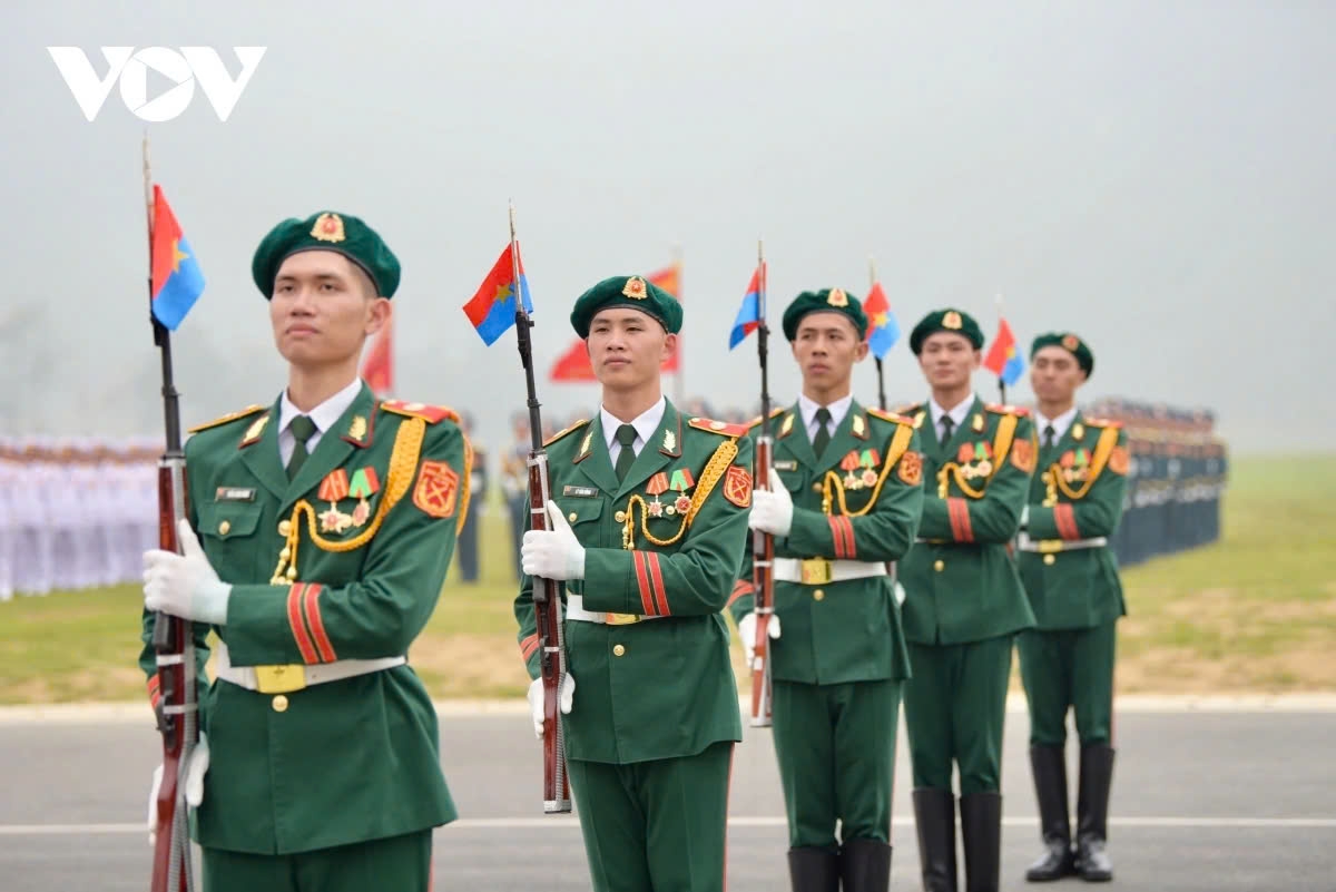 The parade and procession formation in the anniversary celebration aim to reenact the heroic spirit of the 1975 Spring General Offensive and Uprising, culminating in the complete victory of the Ho Chi Minh Campaign at noon on April 30, 1975.