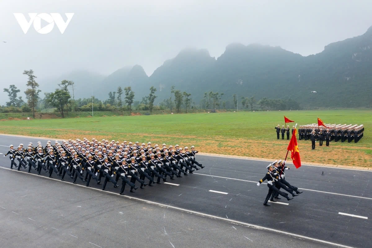In addition to the rehearsal site at the National Military Training Center 4 in Hanoi, the other three regional rehearsal locations are Military Region 5, Military Region 7, and Army Corps 34. The four locations are connected via a live online broadcast, and the total number of personnel participating in the rehearsals across all four sites exceed 5,400.