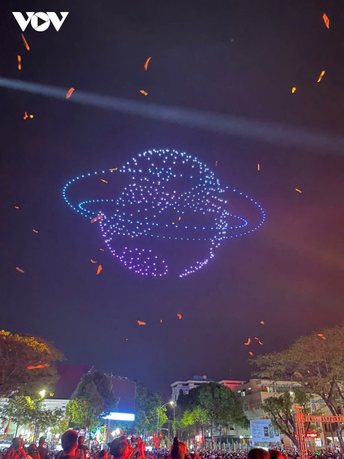 For the first time, local residents in Buon Ma are mesmerized by a drone art performance, where hundreds of synchronized drones light up the night sky.