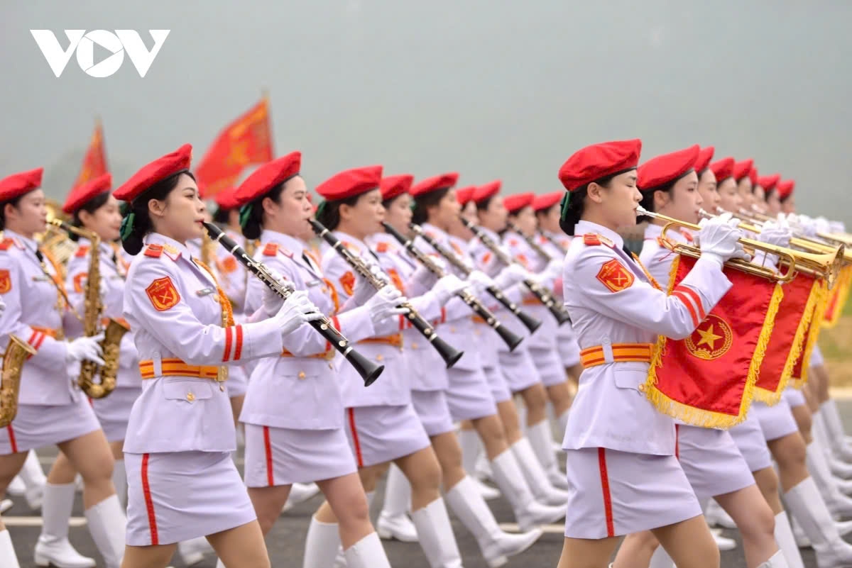 This is the eighth joint training session, aimed at further drawing lessons to help units organize training for forces participating in the military parade and procession during the V-Day grand ceremony, to bring about the highest possible results.