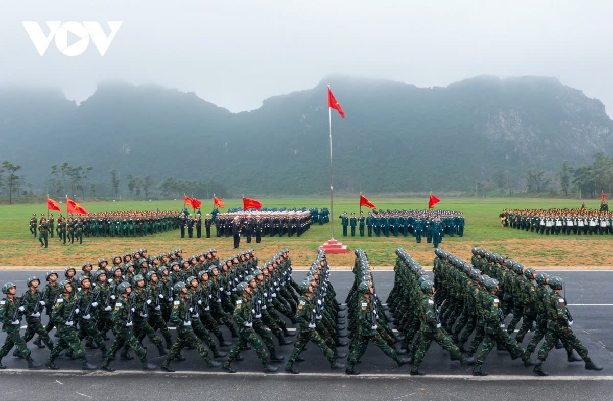 Those participating in the Hanoi rehearsal site represent various formations, such as the Female Military Band, Army Officers, Navy Officers, Air Defense - Air Force Officers, Coast Guard Officers, Female Signal Officers, Female Military Medical Officers, Female Vietnam Peacekeeping Force, Armored Soldiers, Special Forces Soldiers, Female Militia and others.