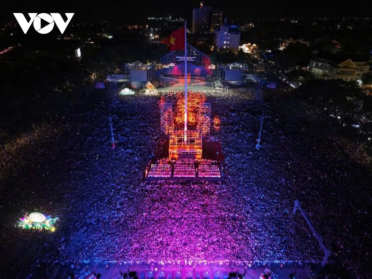 About 500 drones soar up to 300 meters, forming stunning aerial illustrations of the logo of Dak Lak province, the Vietnamese flag, coffee farming, and the iconic historical six-way intersection of Buon Ma Thuot.