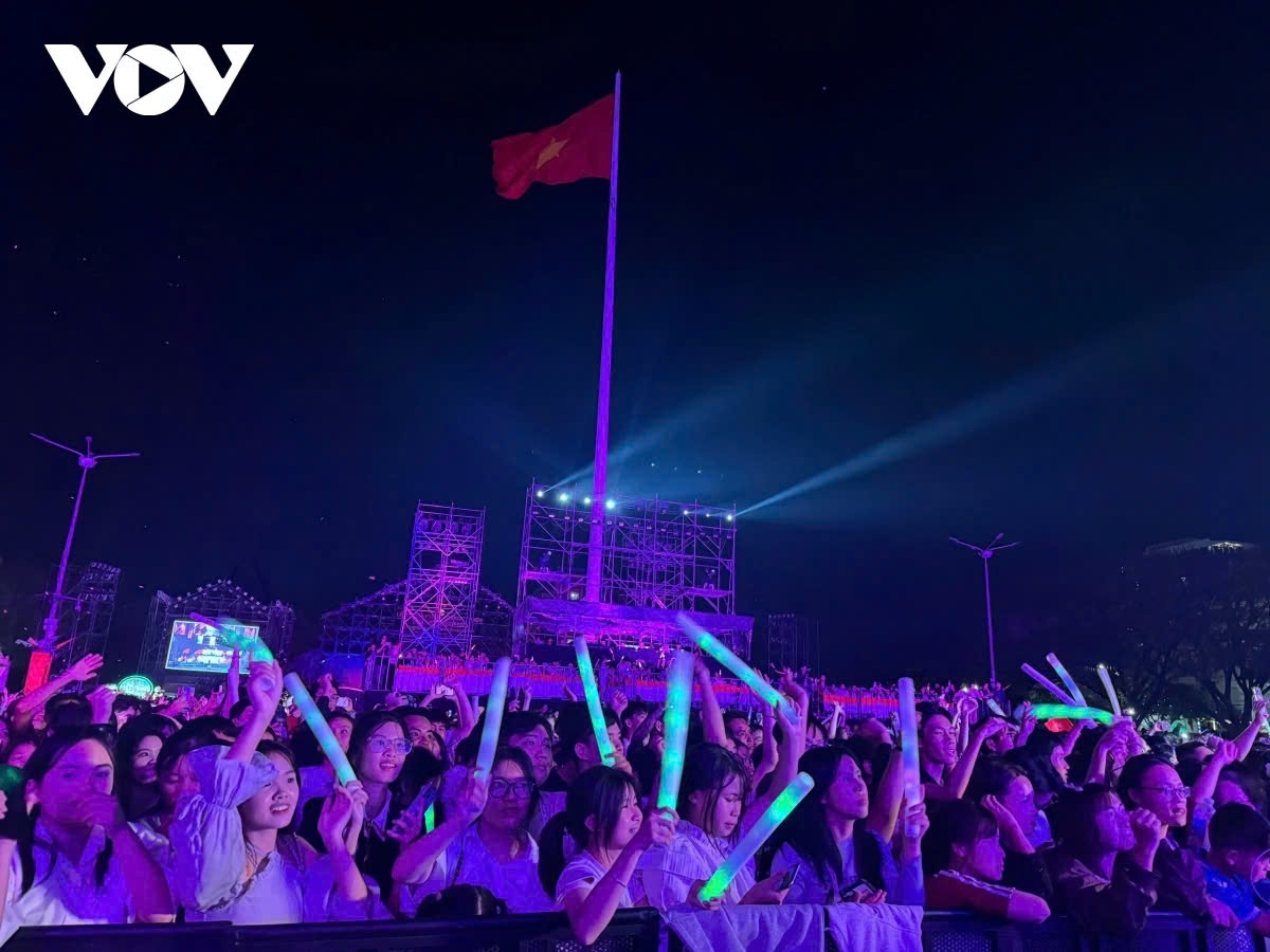 Tens of thousands of spectators are immersed in the electrifying energy of the festival.