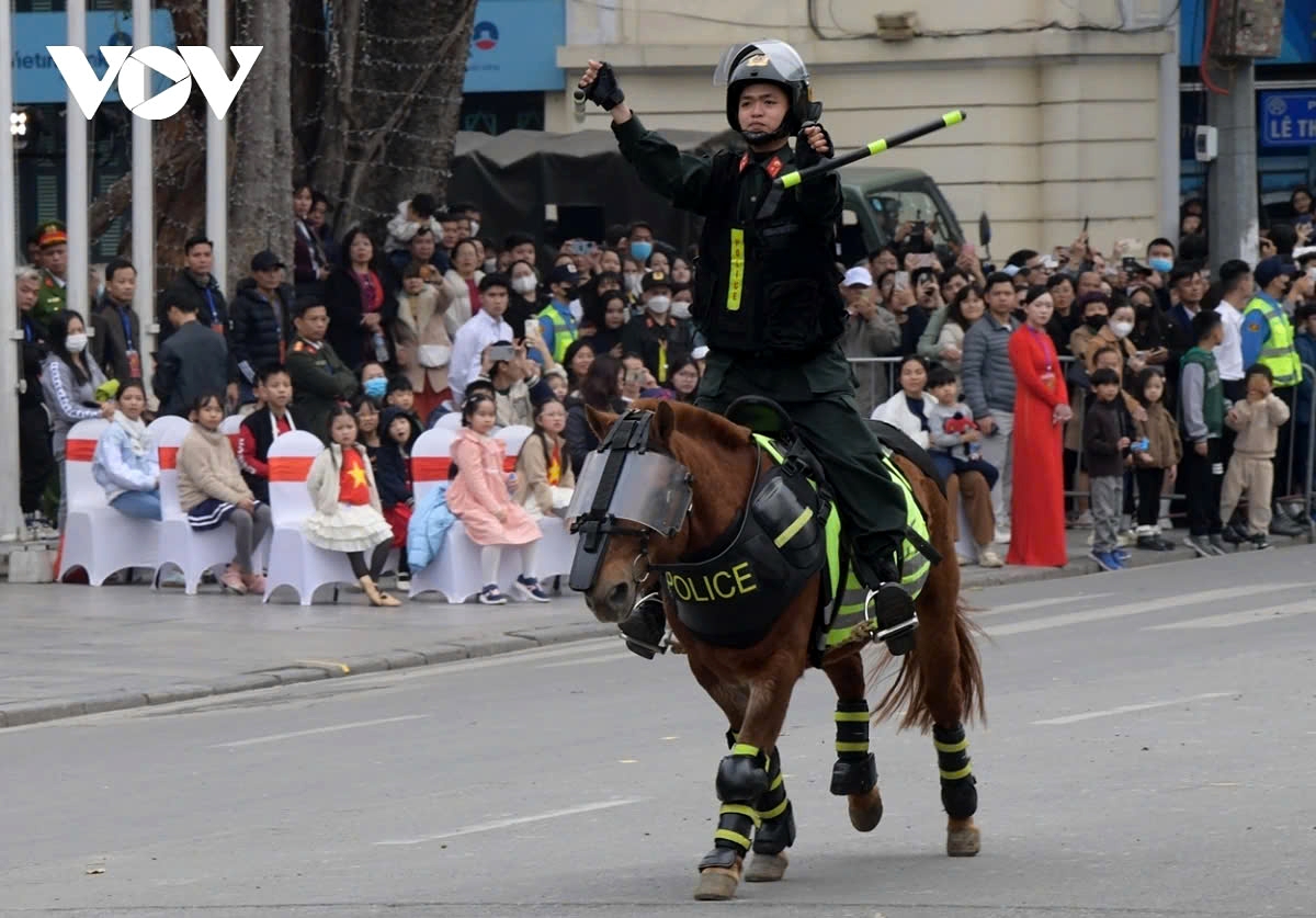 A Cavalry Mobile Police officer guides his horse at a gallop while skillfully maneuvering with a Tonfa baton. The combination of horseback riding and Tonfa techniques highlights the police’s versatility in handling law enforcement duties, including crowd control and rapid response scenarios.