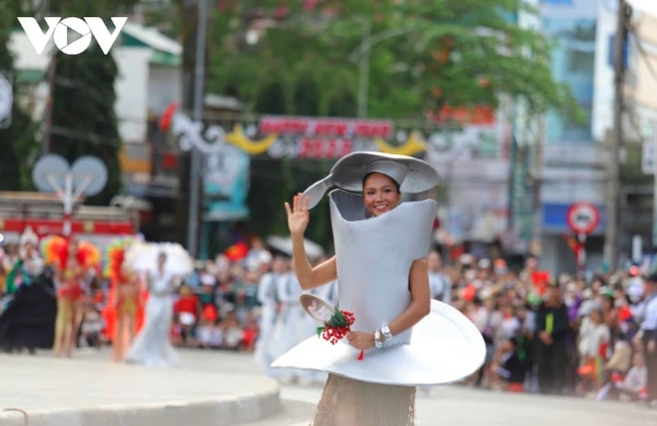 Miss H'Hen Nie, media ambassador of the ninth Buon Ma Thuot Coffee Festival in 2025, wears a filter coffee-inspired costume.