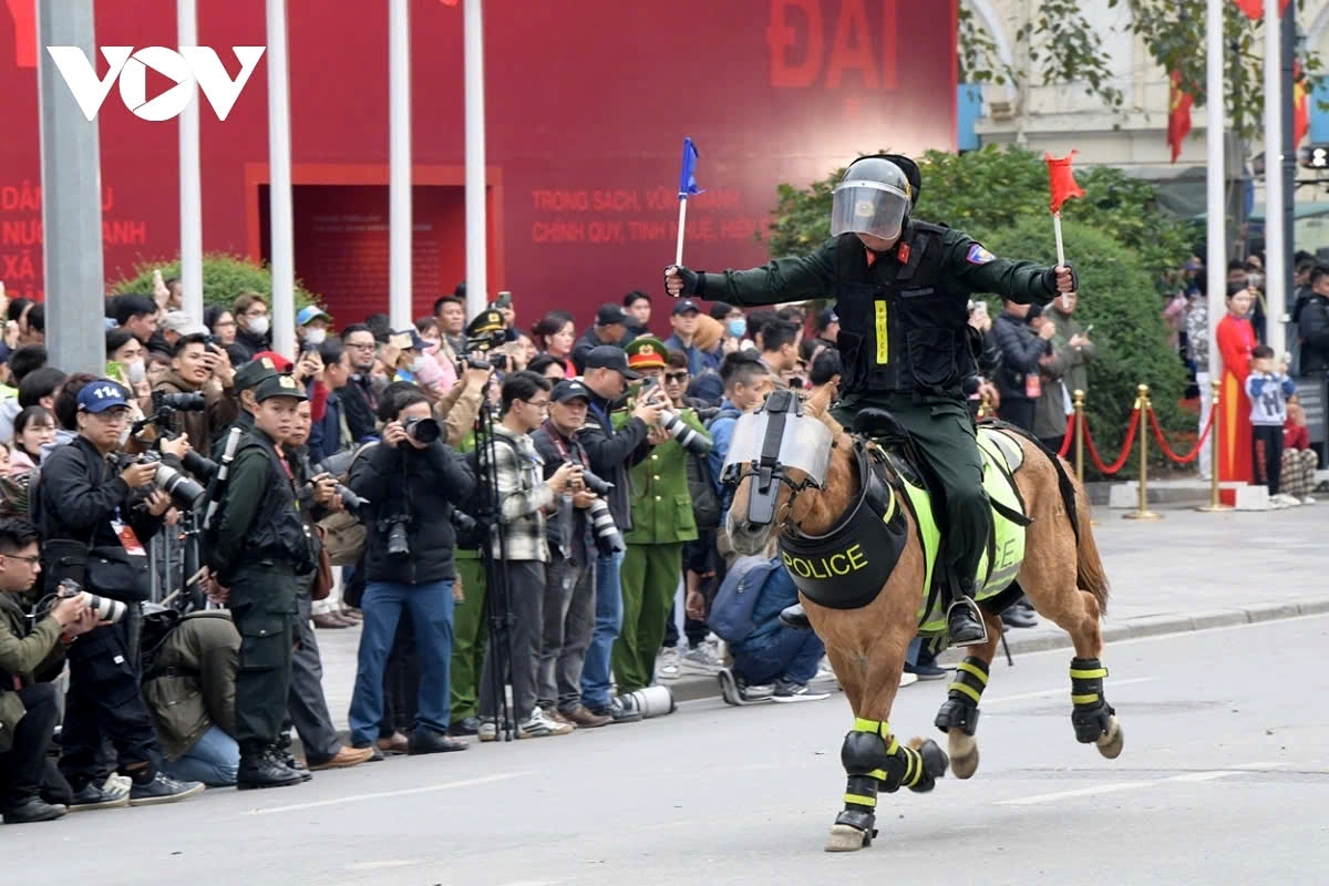 The performance demands rigorous training, precise control, and deep mutual understanding, ensuring both agility and effectiveness in real-world law enforcement scenarios.