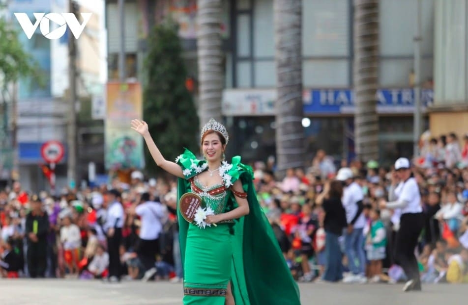 Miss Dinh Thi Hoa appears radiant in her role as media ambassador of the ninth Buon Ma Thuot Coffee Festival.