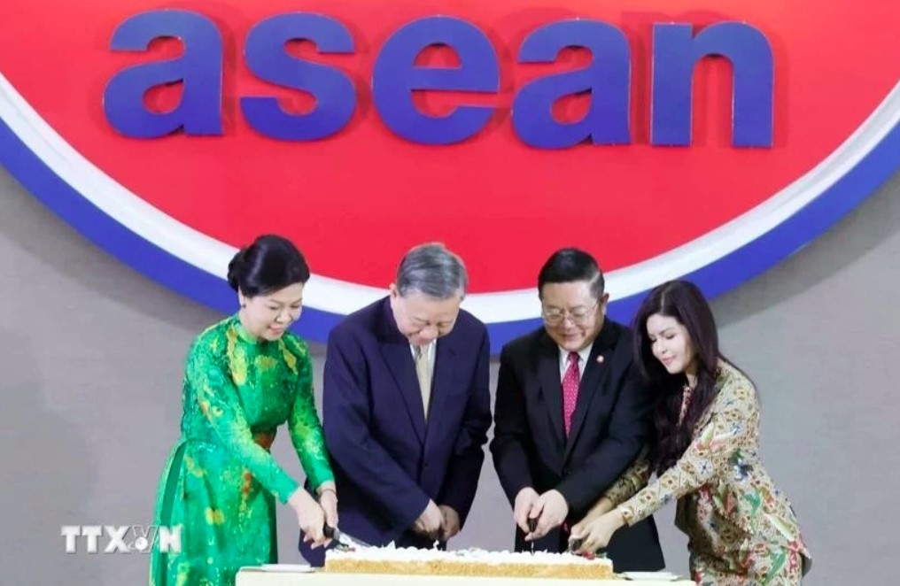 Party General Secretary To Lam (second, left) and his spouse, along with ASEAN Secretary-General Kao Kim Hourn and his spouse, participate in a cake-cutting ceremony to celebrate Vietnam’s 30th anniversary of joining ASEAN.