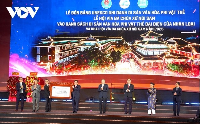 An Giang leaders receive UNESCO certificate recognizing Festival of the Ba Chua Xu Goddess at Sam Mountain as an Intangible Cultural Heritage of Humanity.